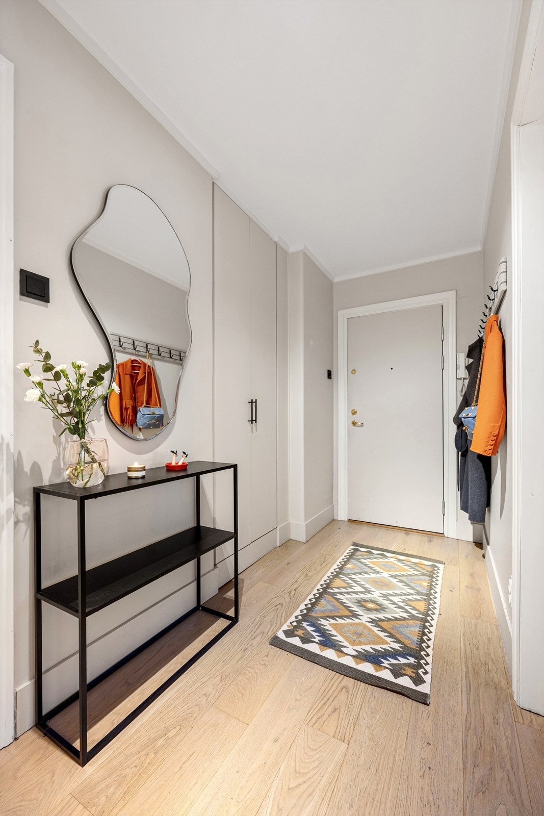Boligens entré er luftig og sørger for å skape et godt førsteinntrykk. Galleribilde