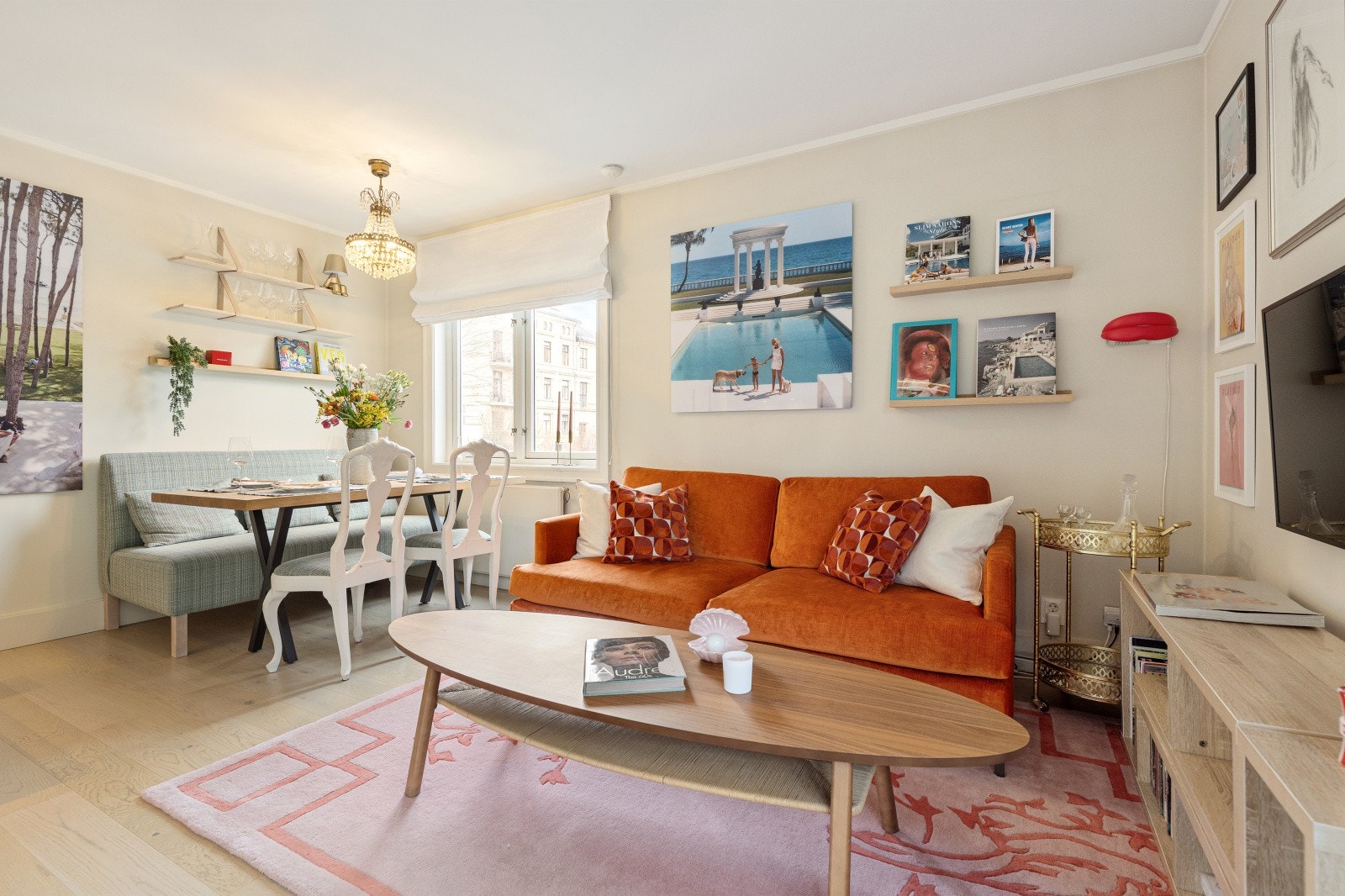 Boligen byr på en sømløs planløsning med naturlige møbleringssoner. Galleribilde