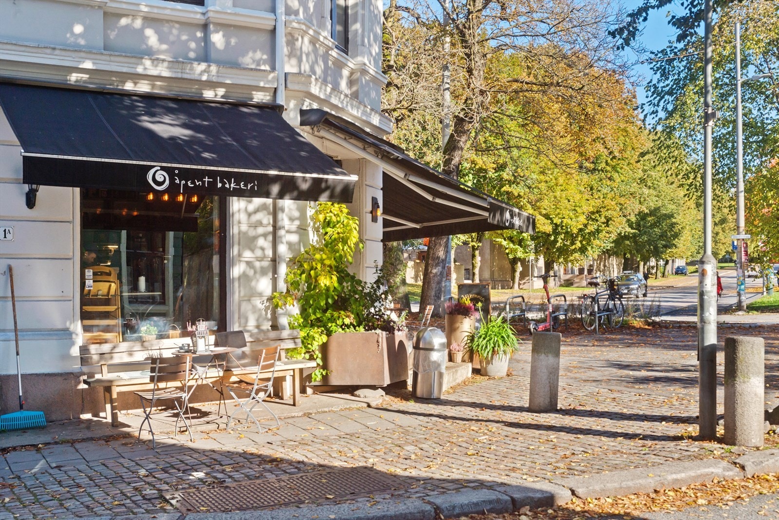 I nabolaget finner du et rikt utvalg av hyggelige kaféer, restauranter og nisjebutikker. Galleribilde