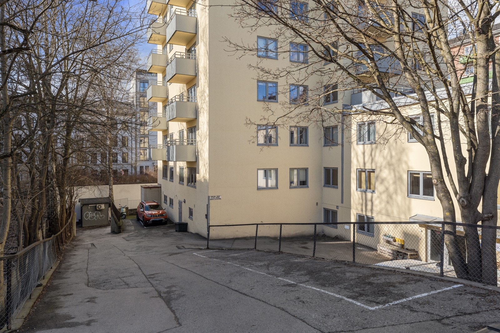 Aksjelaget har 9 parkeringsplasser til disposisjon for beboerne etter førstemann til mølla-prinsippet. Galleribilde