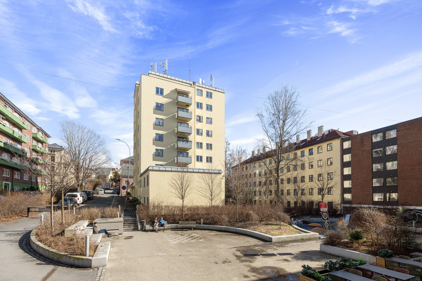 Sofies gate 60 ligger tilbaketrukket, med svært attraktiv og sentral beliggenhet i et tradisjonelt boligområde med flott arkitektur på Bislett/Bolteløkka. Her har du anledning til å bo i et pulserende og hyggelig nabolag. Galleribilde