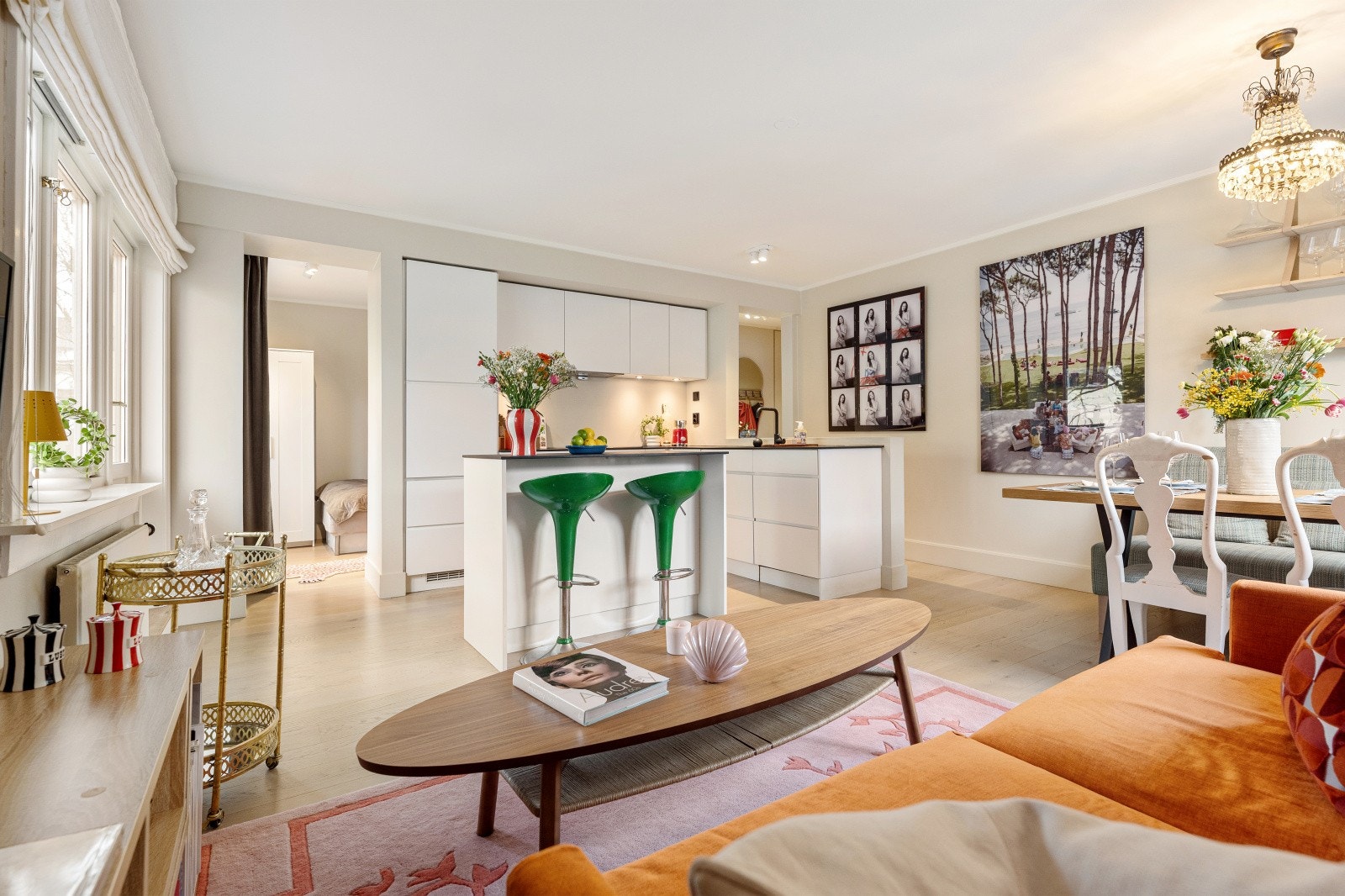 Oppholdsrommet har store vindusflater som gir rikelig med dagslys og skaper en lys, behagelig atmosfære. Leiligheten har en god himlingshøyde på 2,47 meter bidrar til en luftig og romslig følelse. Galleribilde