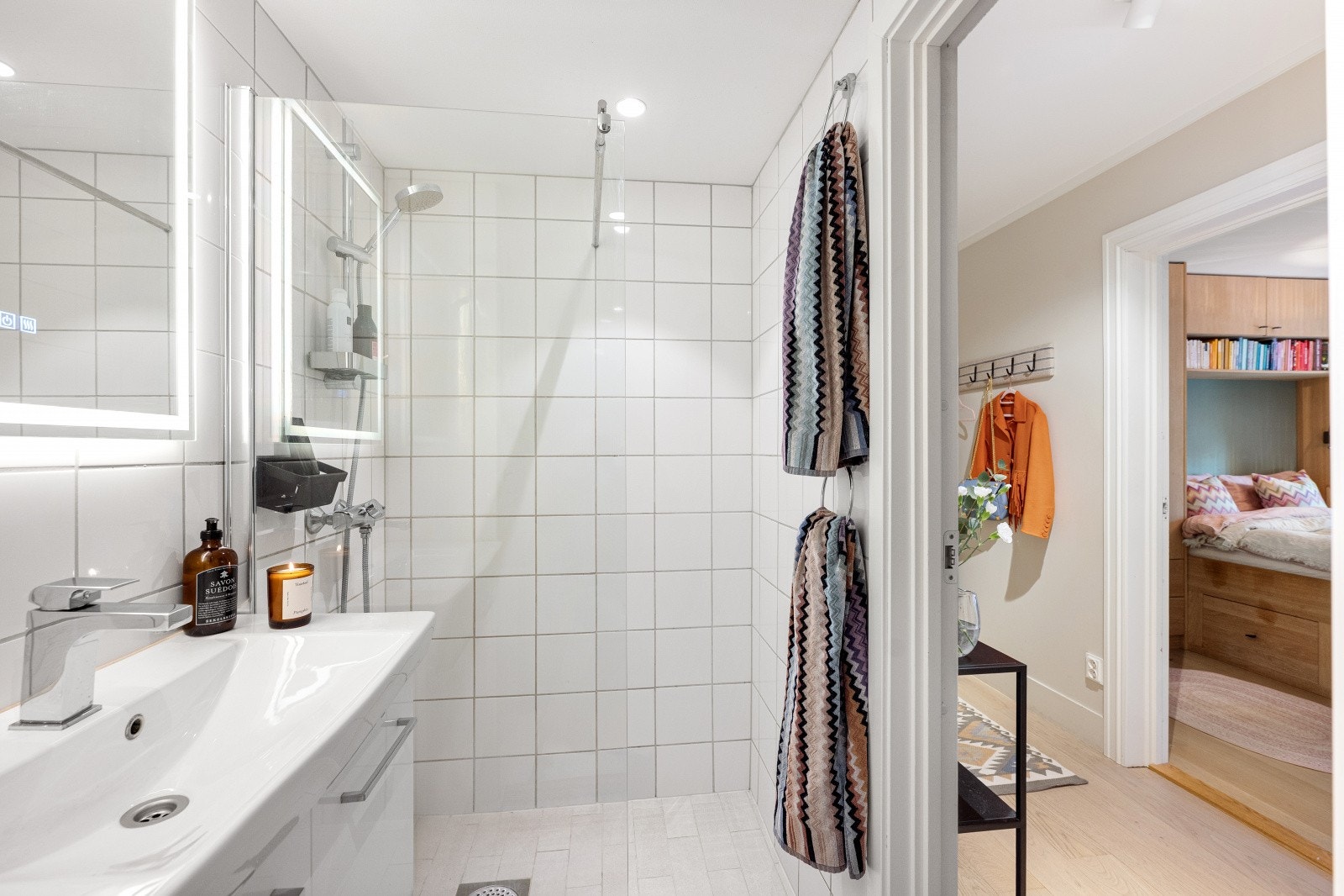 Baderommet er flislagt og har behagelig gulvvarme. Badet ble rehabilitert i regi av borettslaget i 2011, og gulvet ble oppgradert med flis på flis i 2019. Galleribilde