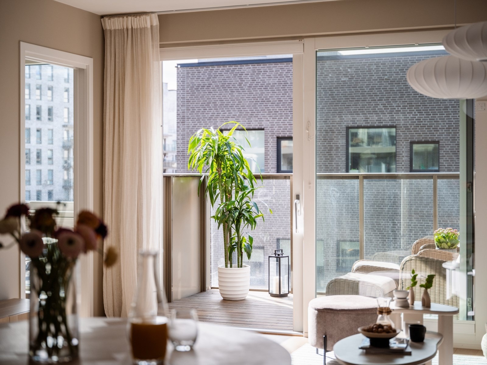 Store vindusflater som slipper inn rikelig med dagslys. Galleribilde