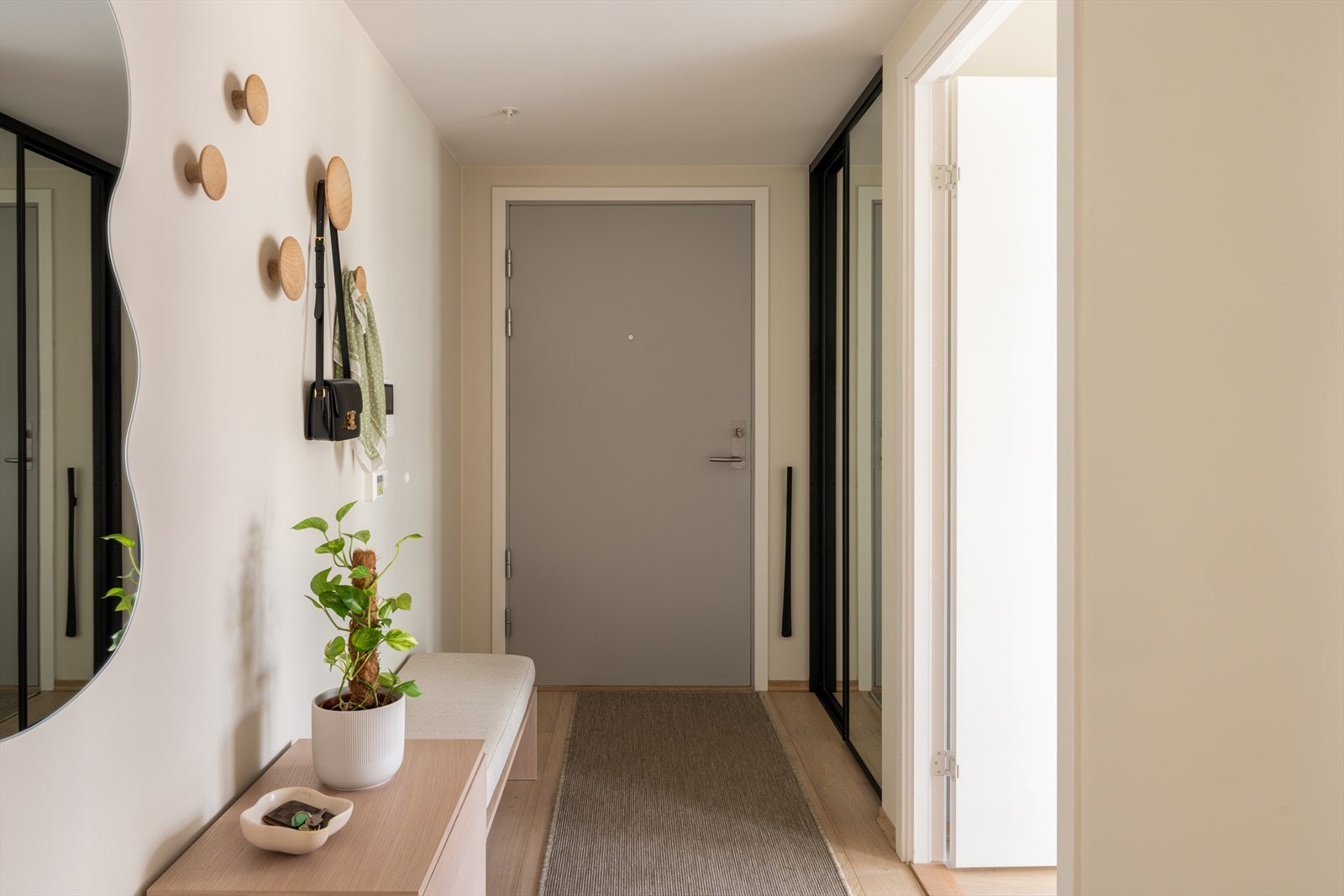 Gangen er godt utnyttet med skyvedørsgarderobe og plass til annet ønskelig møblement. Galleribilde