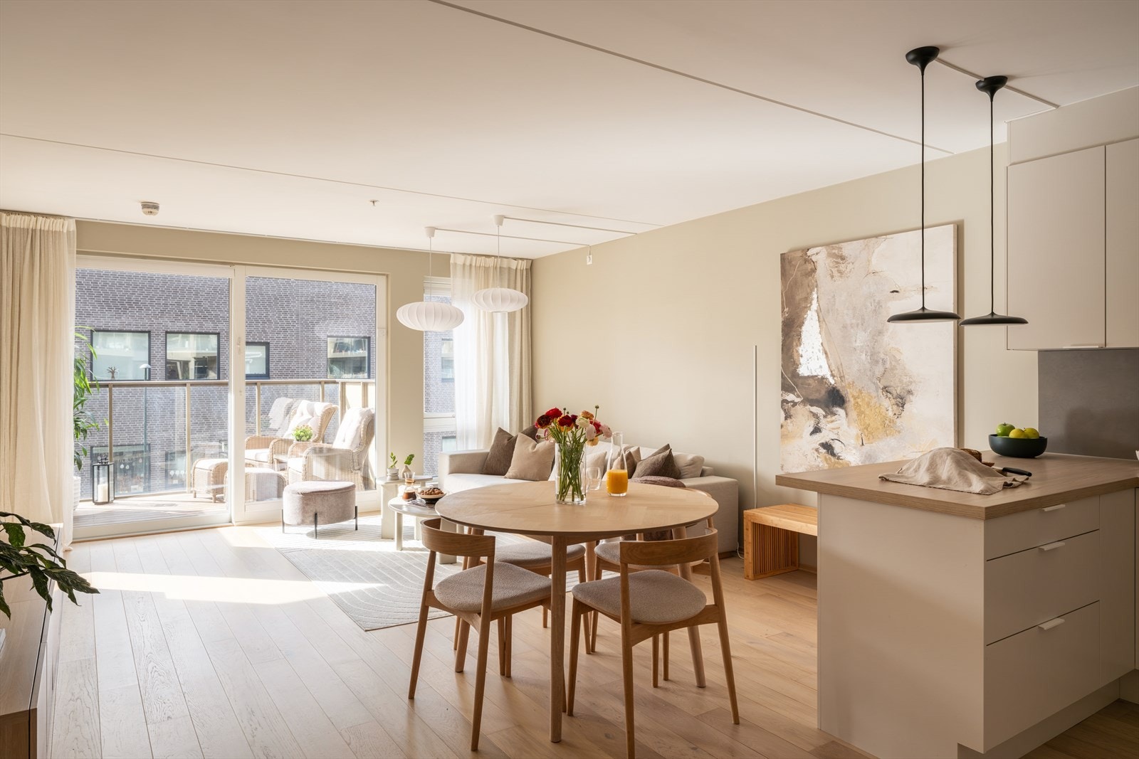 Leiligheten har en gjenomgående planløsning bestående av 3 soverom, stue, kjøkken, entre, bad og en innvendig bod. Galleribilde