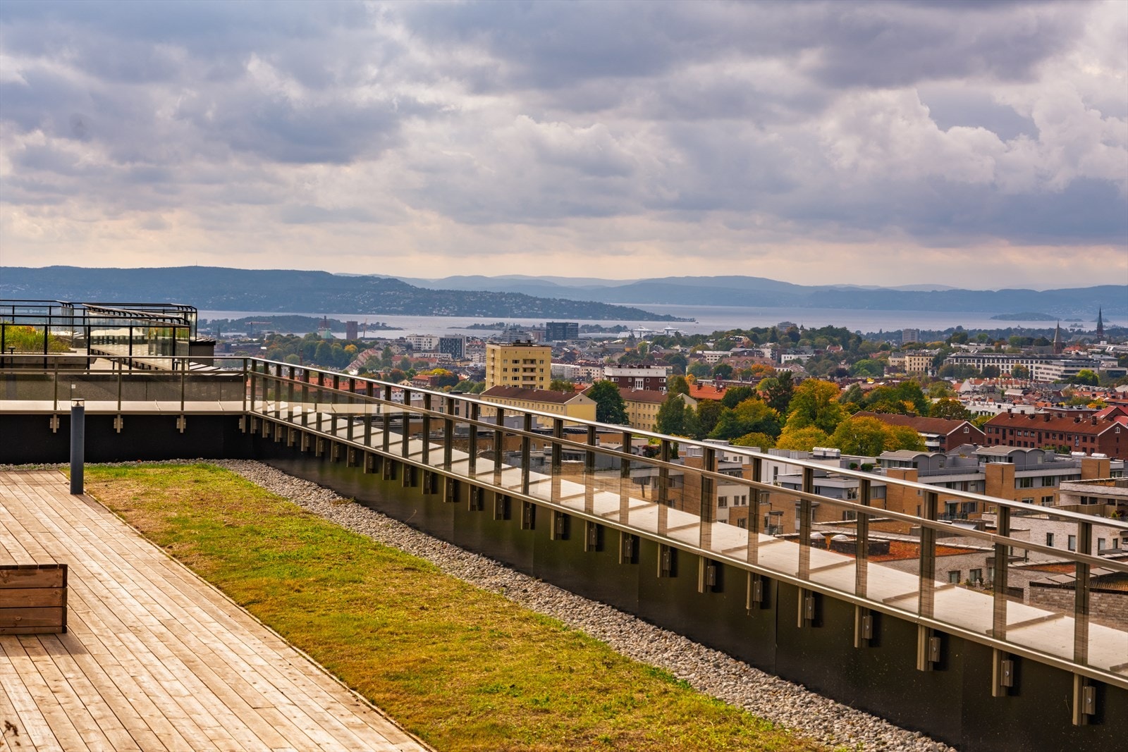 Fantastisk utsikt fra sameiets felles takterrasse. Galleribilde
