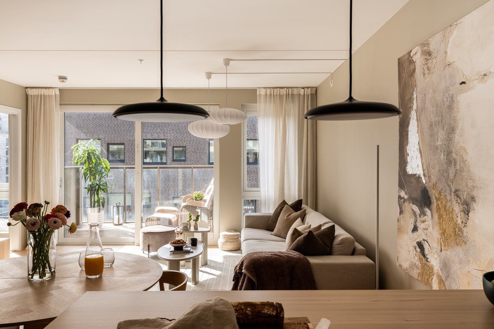 Et sosial og åpent oppholdsrom - perfekt for hyggelige sammenkomster. Galleribilde