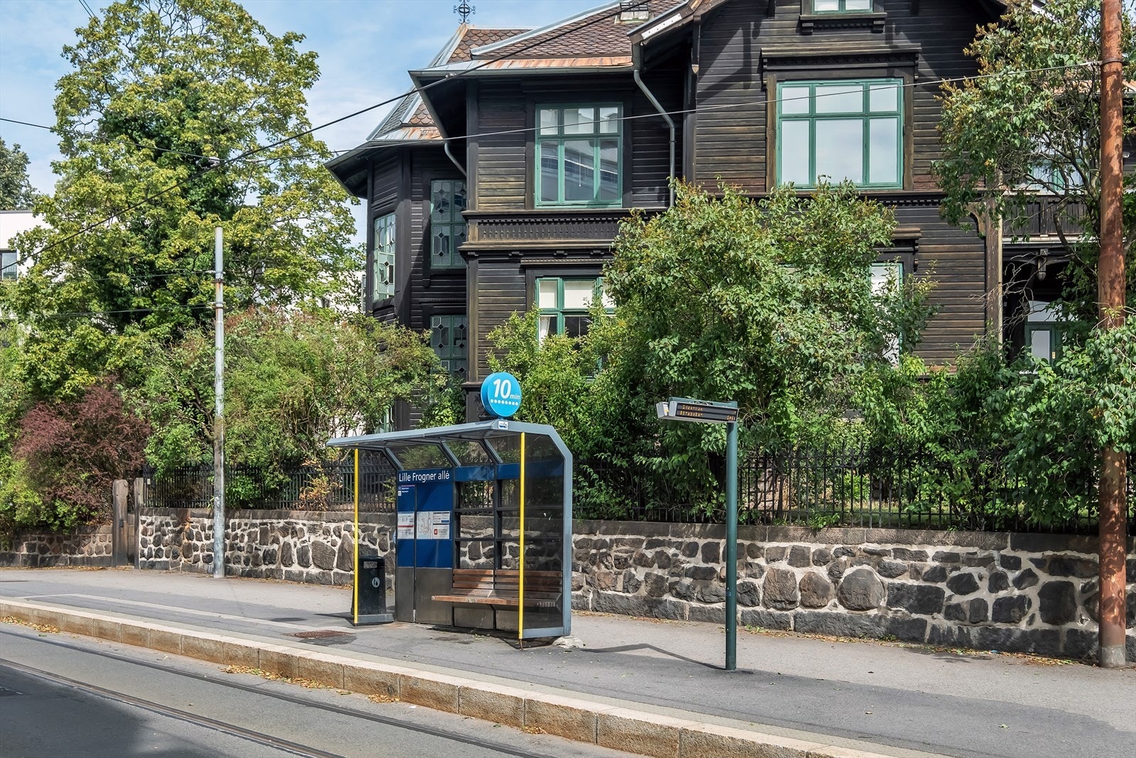 Trikkestoppet Lille Frogner alle´ ligger i umiddelbar nærhet med avganger mot Sentrum og Majorstuen. Galleribilde