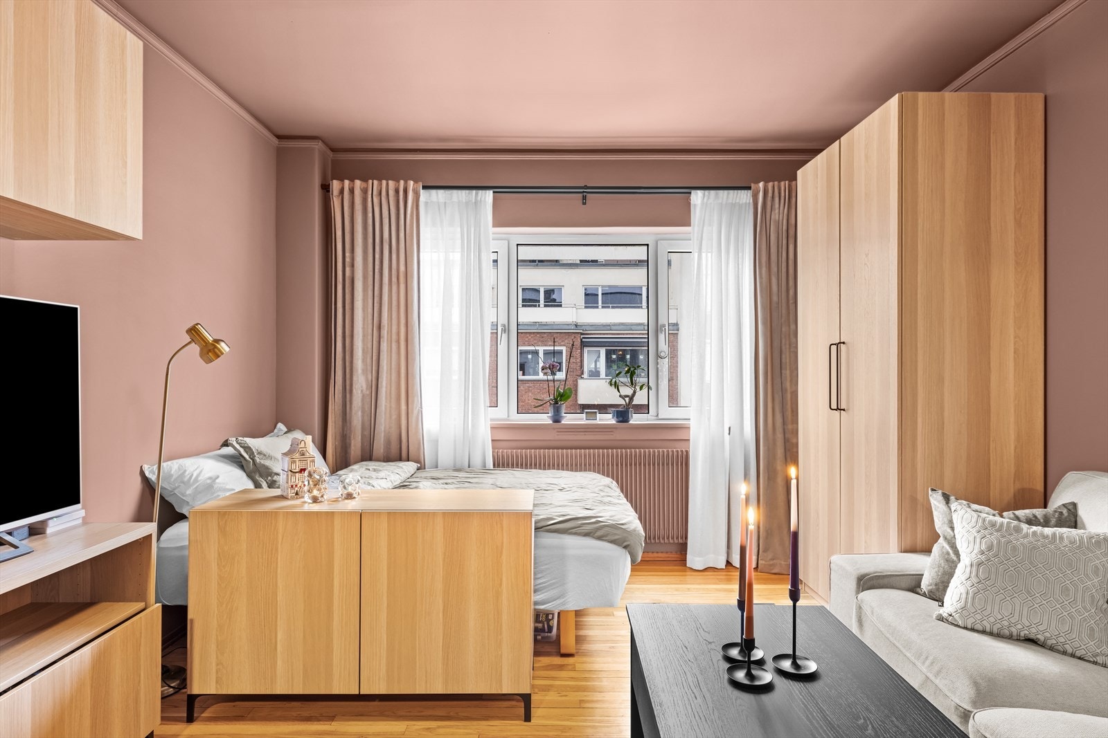 Godt lysinnslipp fra vindu gir en behagelig atmosfære. Galleribilde