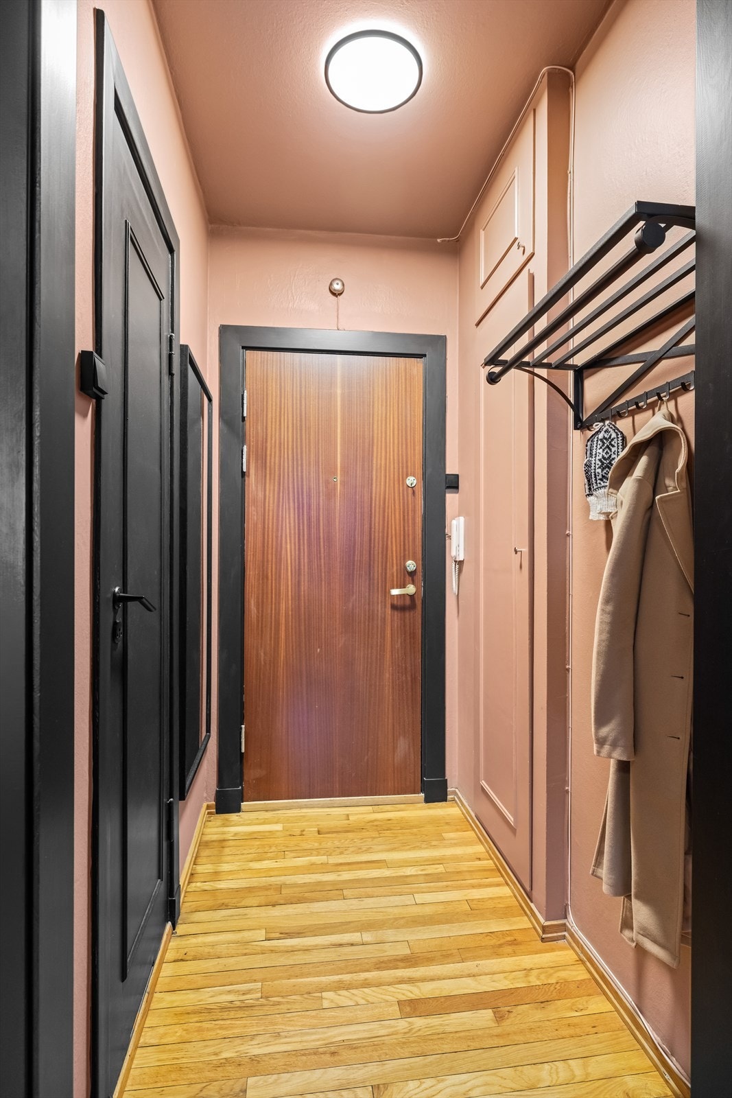 Entré med plass til oppheng av yttertøy. Galleribilde