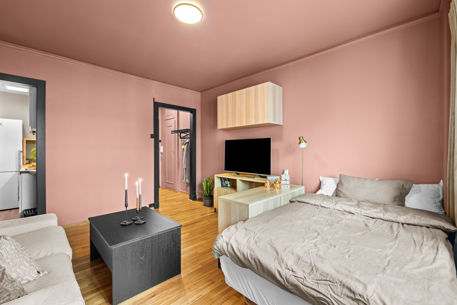 Oppholdsrommet har originalt heltregulv og god takhøyde på ca. 2,66 m. Galleribilde