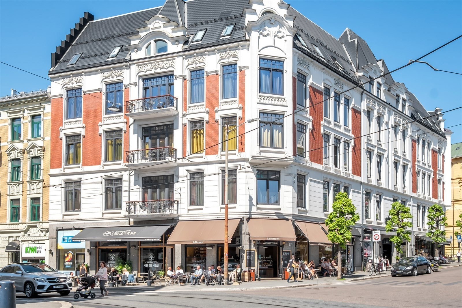 Frogner for øvrig er preget av vakre bygårder, hyggelige nabolagsbutikker og flotte parkanlegg. Galleribilde