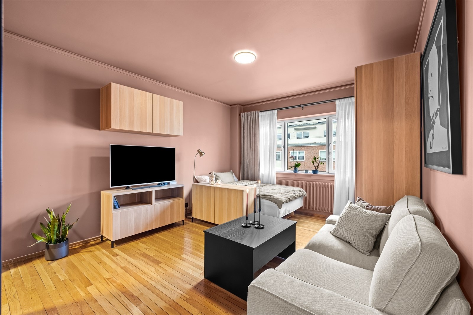 Stuen har en fleksibel løsning som gir god utnyttelse av arealet. Galleribilde