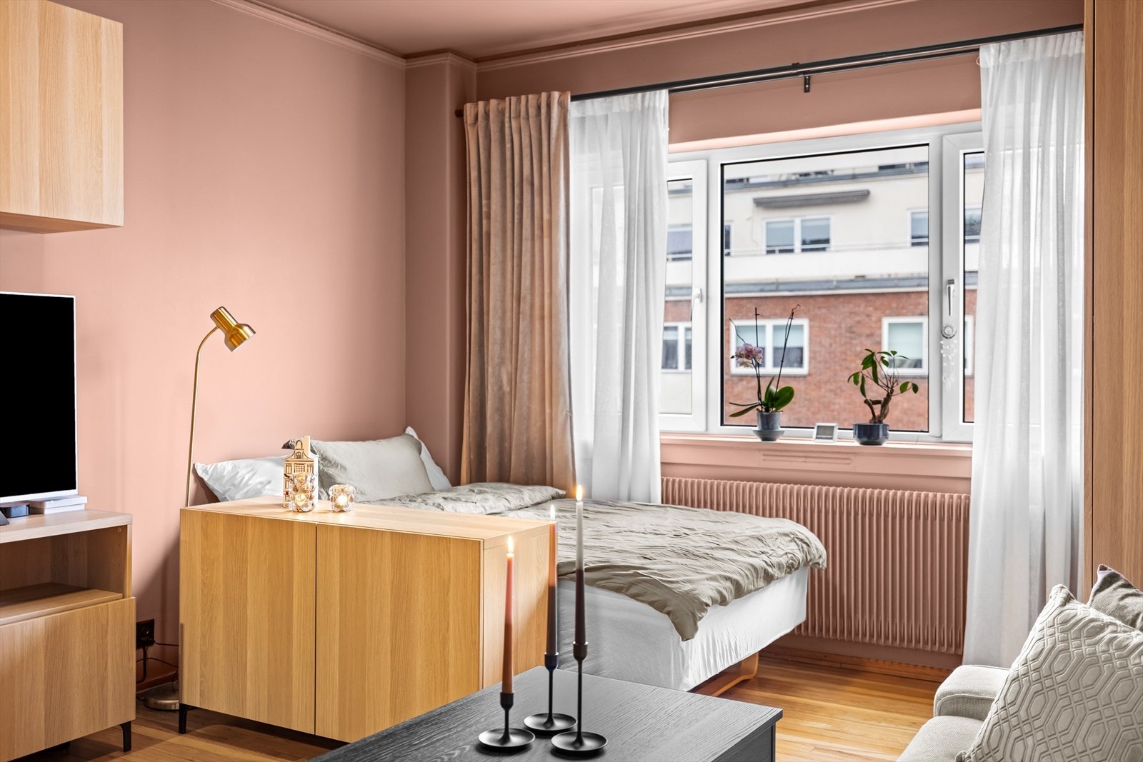 Vindusplassen vender ut mot rolige omgivelser. Galleribilde