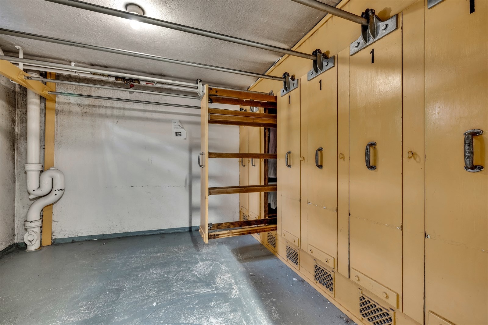 Her finnes dype og praktiske tørkeskap, slik at du slipper å tørke klesvasken i boligen. Galleribilde