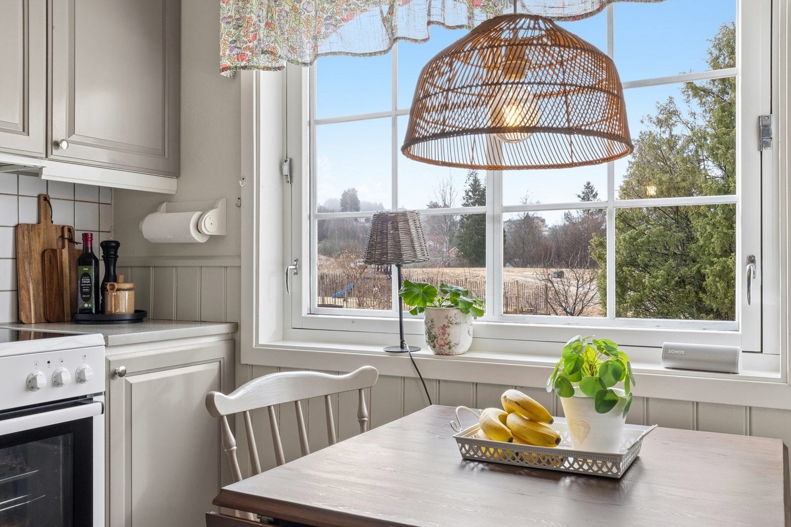 Kjøkken med spiseplass og naturlig lys. Galleribilde