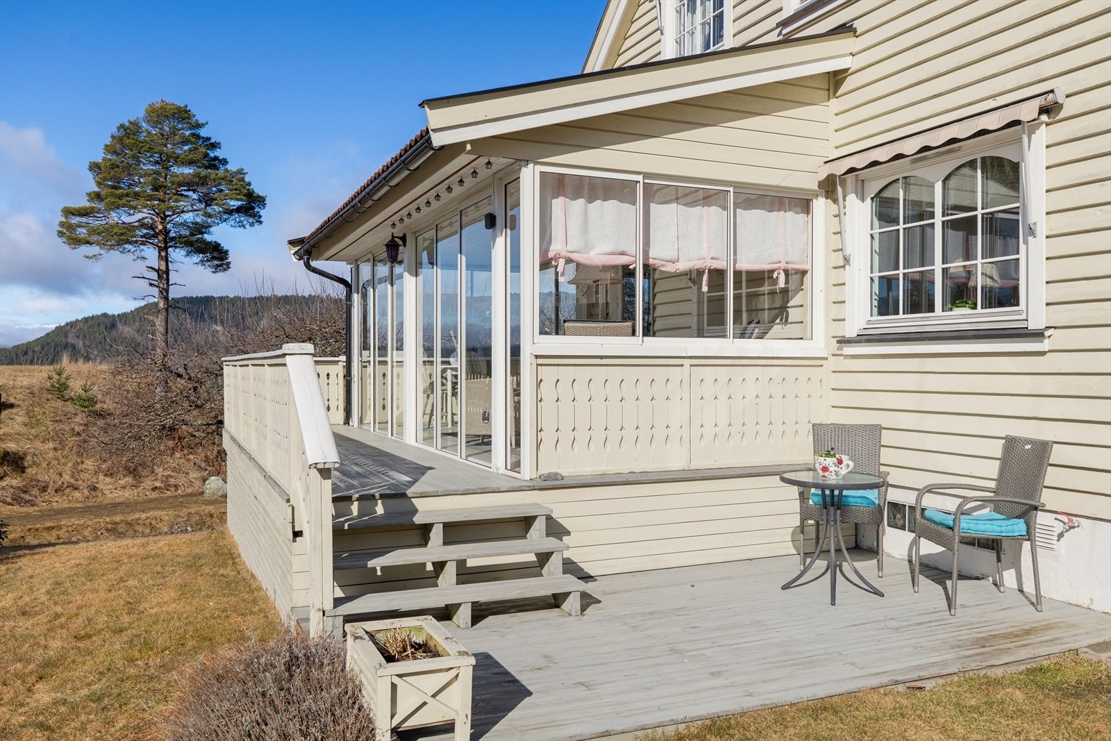 Terrasse med plass til en god sittegruppe. Galleribilde
