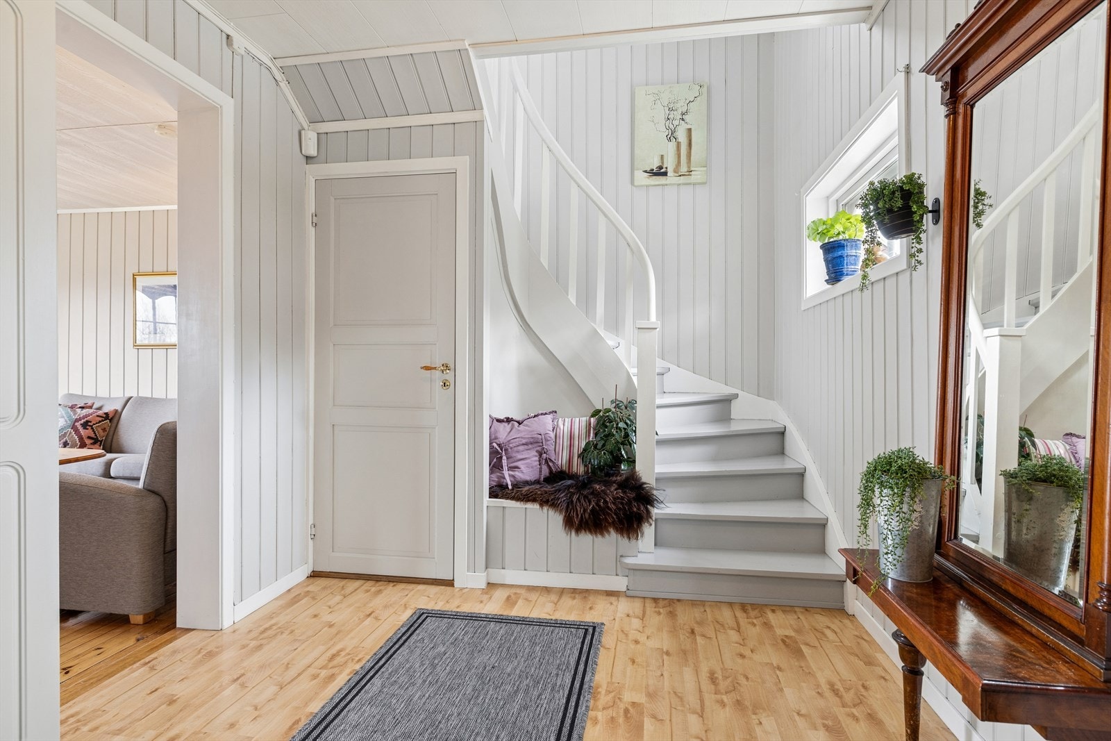 Praktisk inngangsparti med plass til oppbevaring. Galleribilde