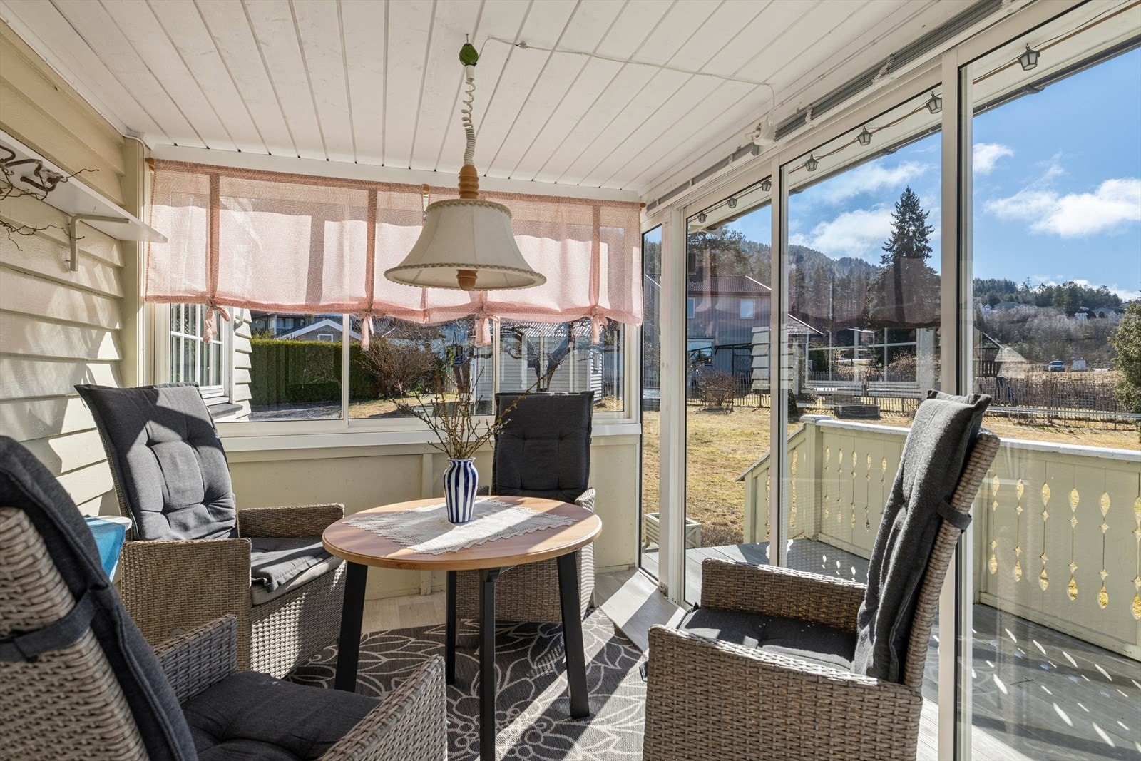 Direkte kobling til uteterrassen. (Den tilbygde delen er ikke omsøkt hos kommunen). Galleribilde