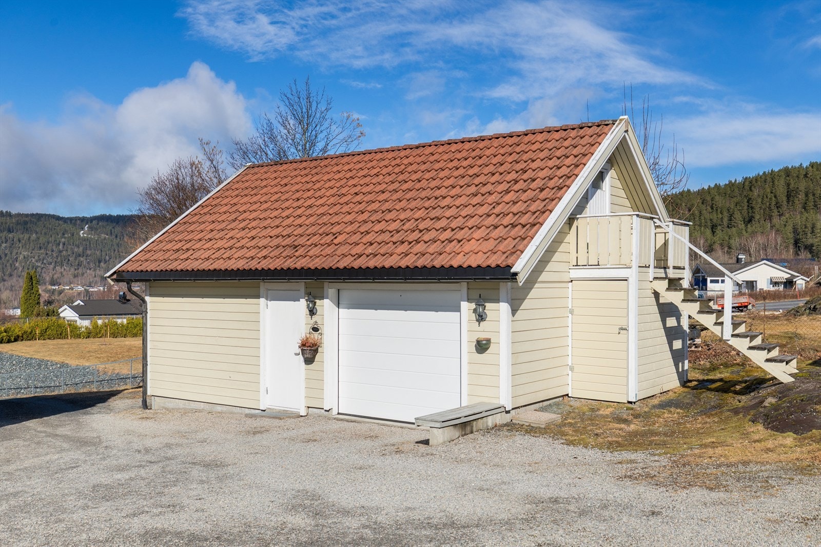 Frittstående garasje med gode lagringsmuligheter. Galleribilde