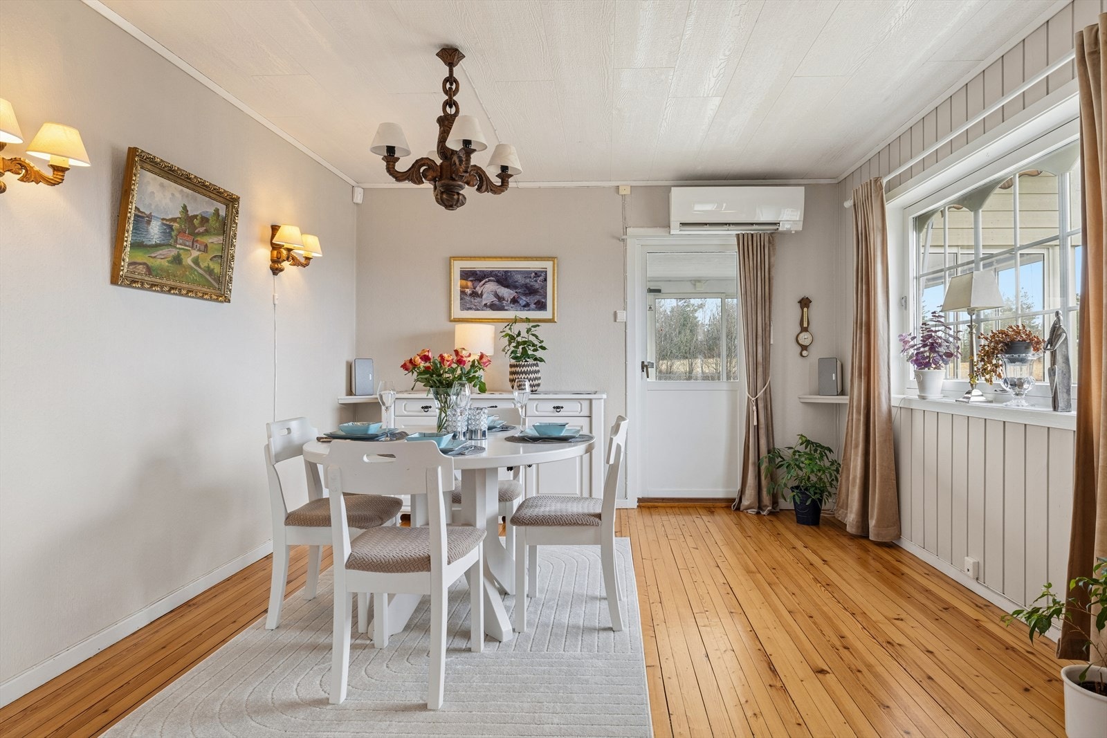 Spisestuen har direkte kobling til vinterhagen. Galleribilde