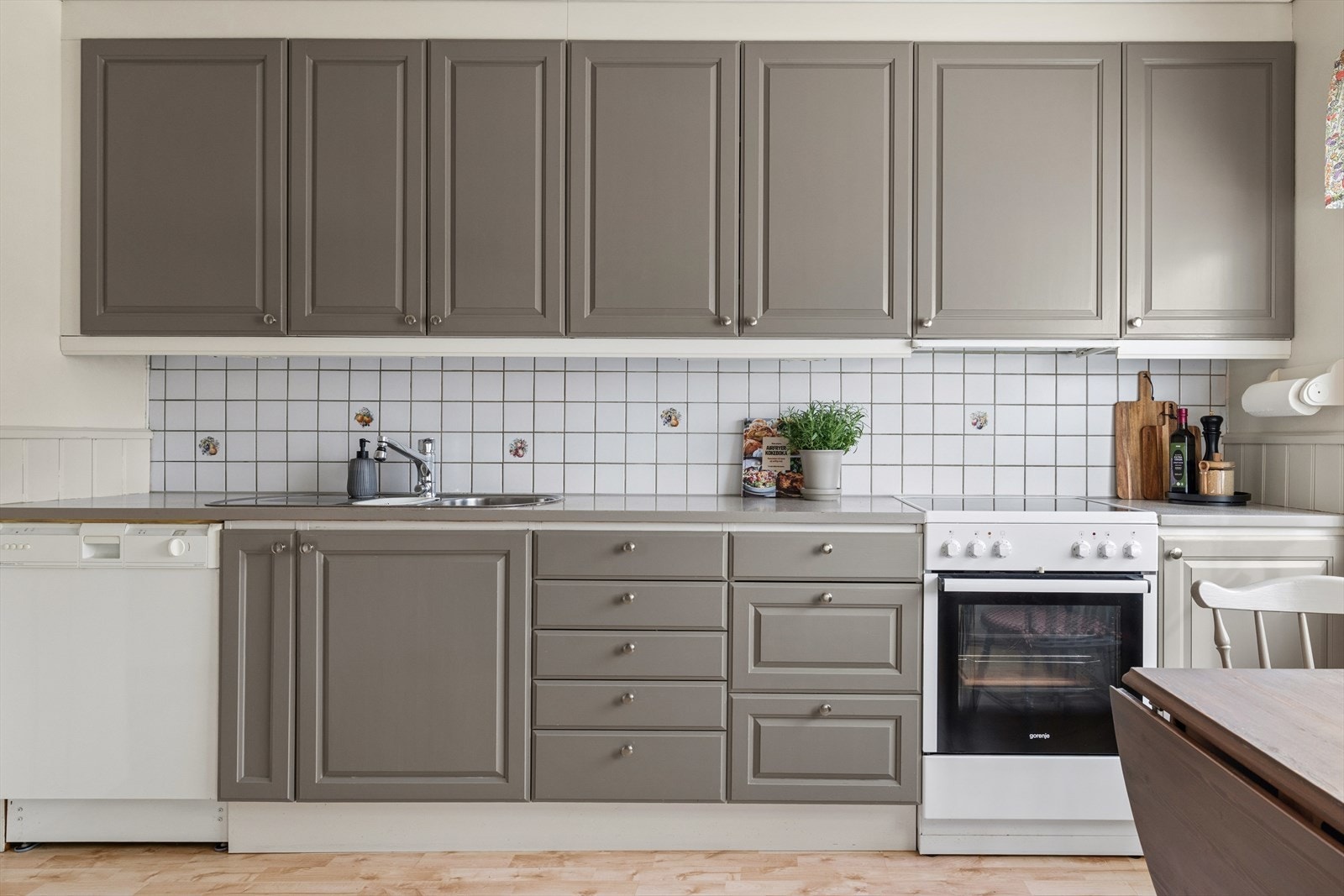 Kjøkkenet har rikelig med oppbevaringsmuligheter i skuffer og skap. Galleribilde