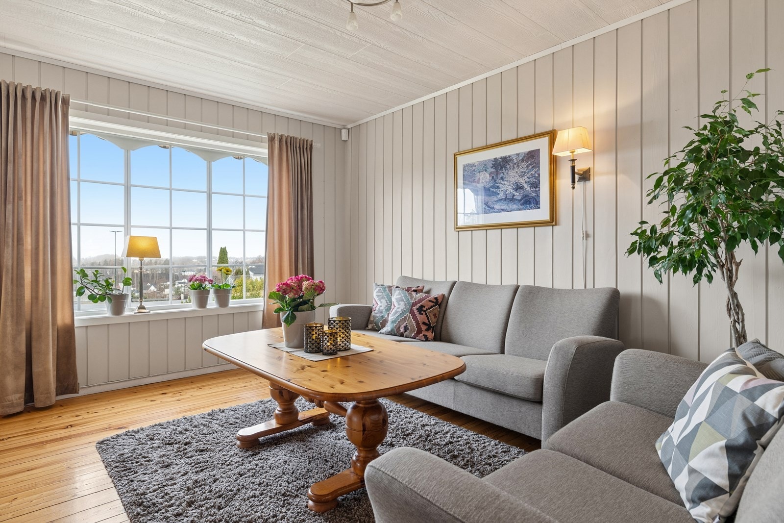 Romslig stue med gode lysforhold. Galleribilde