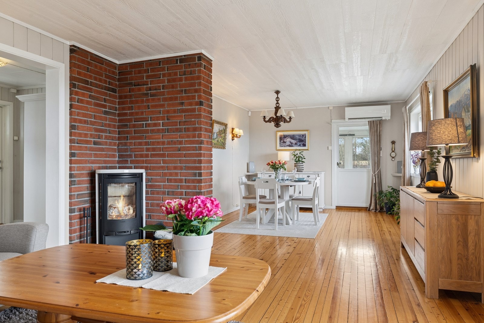 Stuen har vedovn som gir ekstra varme og hygge Galleribilde