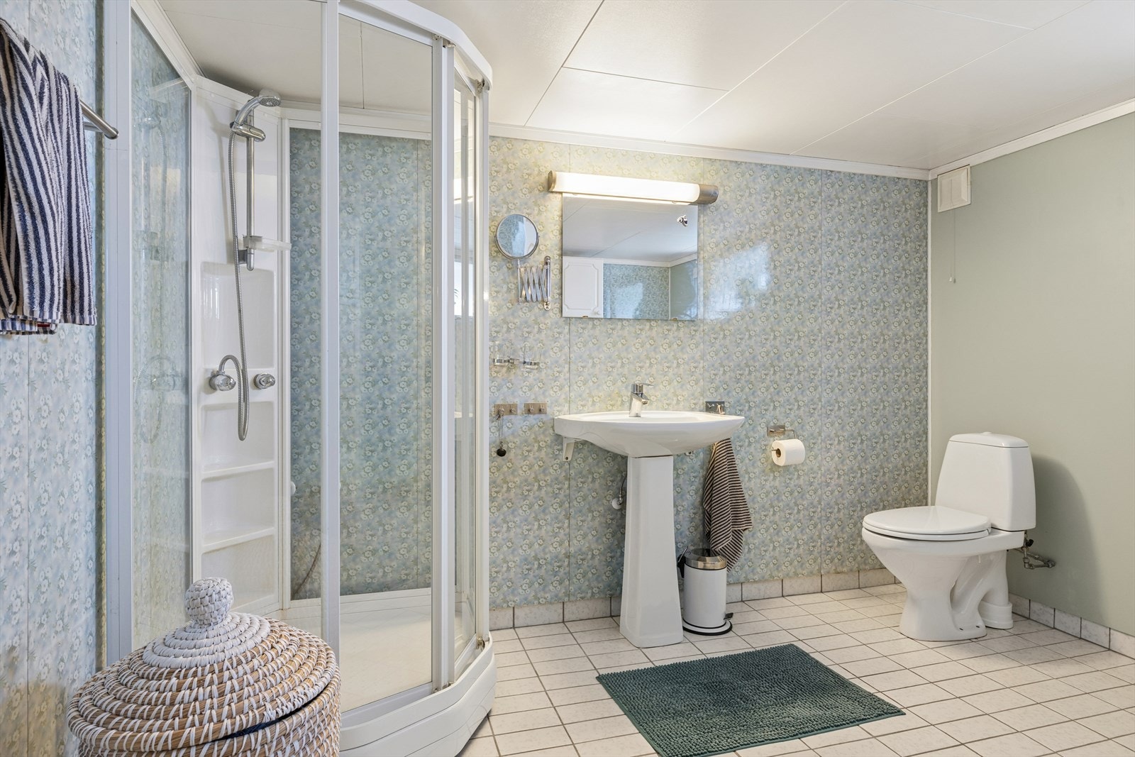 Praktisk bad med dusjkabinett, servant og toalett. Galleribilde