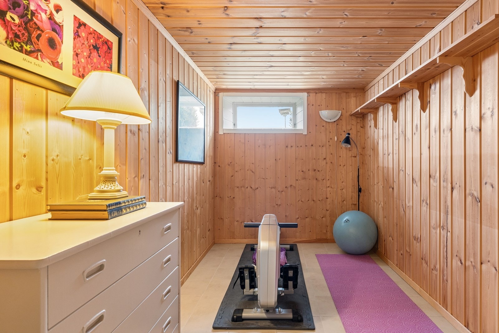 Bod i kjeller innredet som treningsrom. Galleribilde
