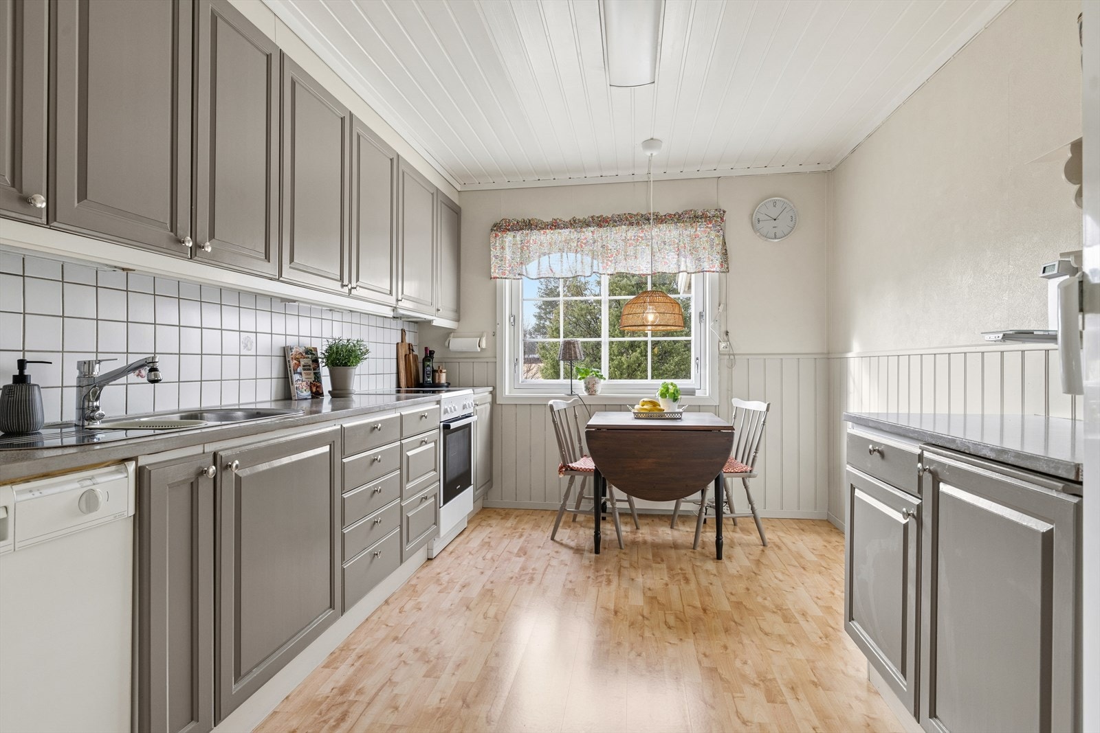 Kjøkkenet har god arbeidsflate som er praktisk til hverdagen. Galleribilde