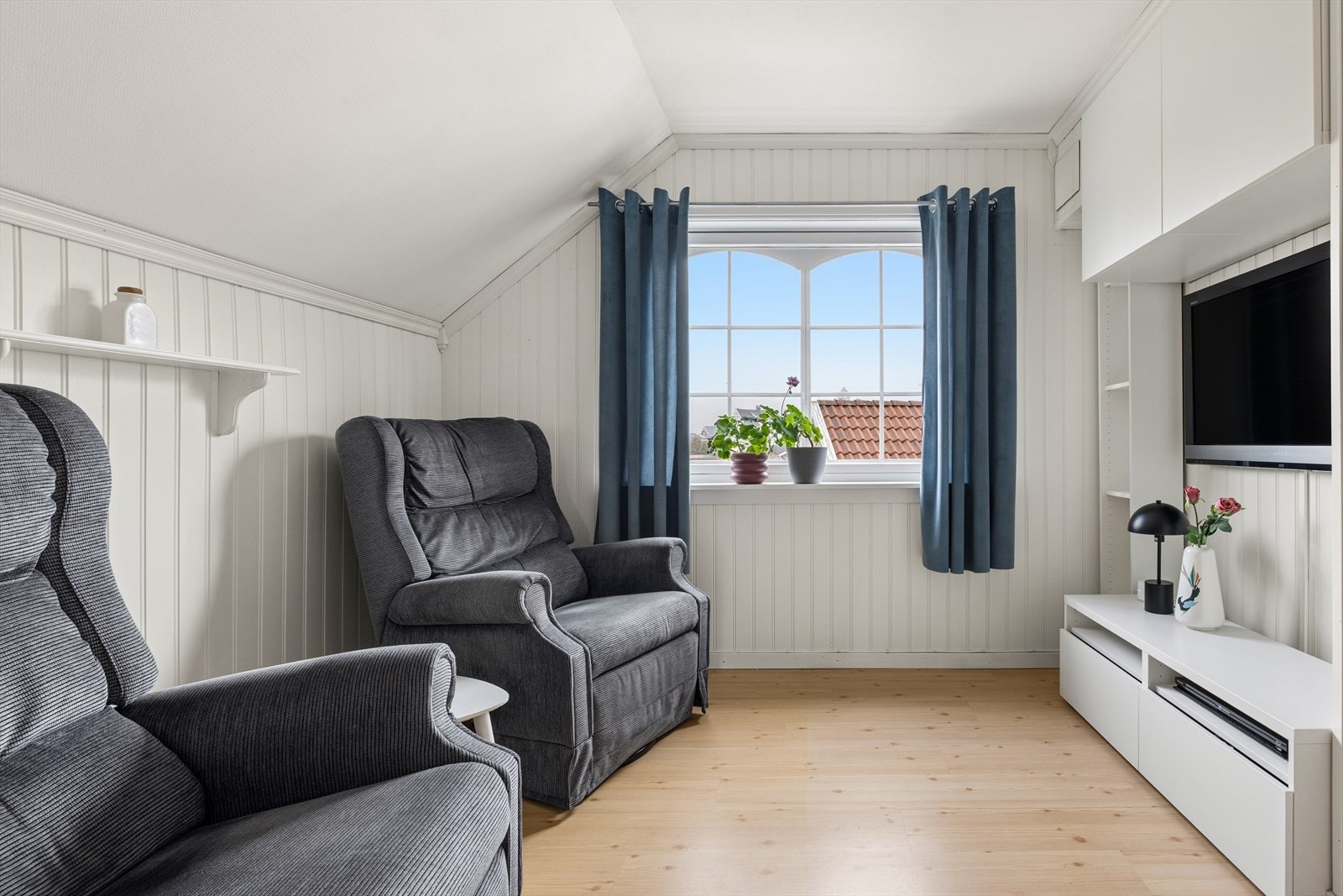 Soverom 3 som i dag brukes til stue i 2. etasje med flere møbleringsmuligheter. Galleribilde