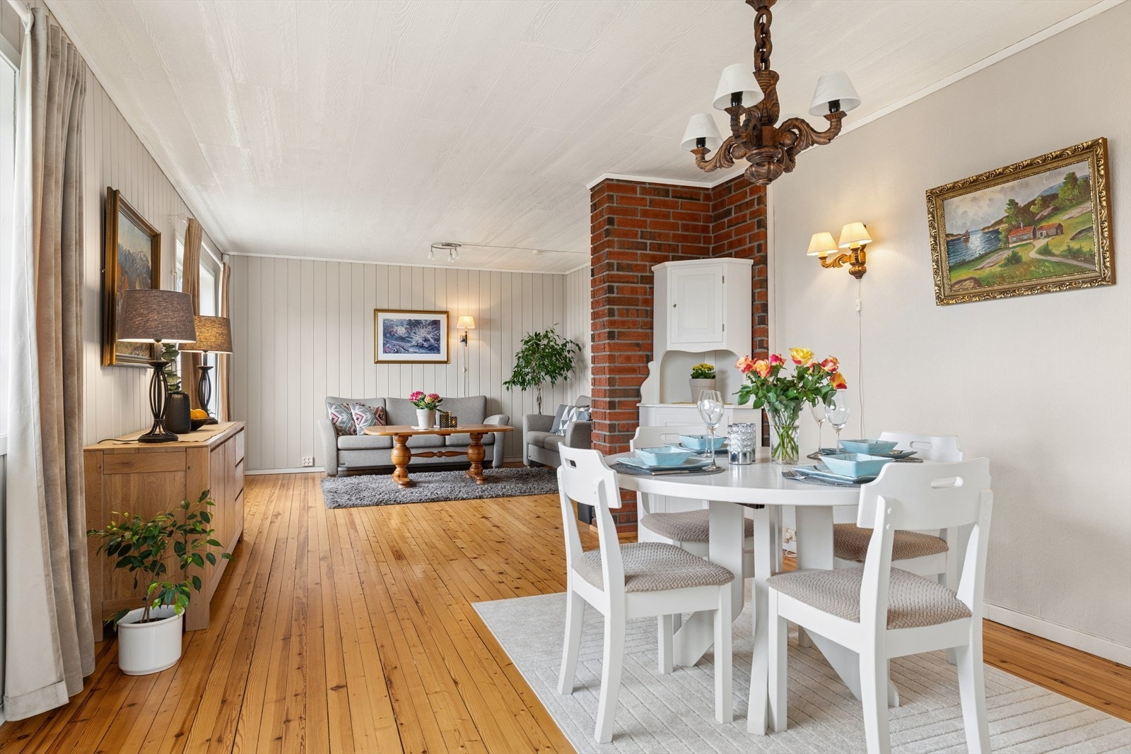 Spisestuen har god plass til et romslig spisebord. Galleribilde