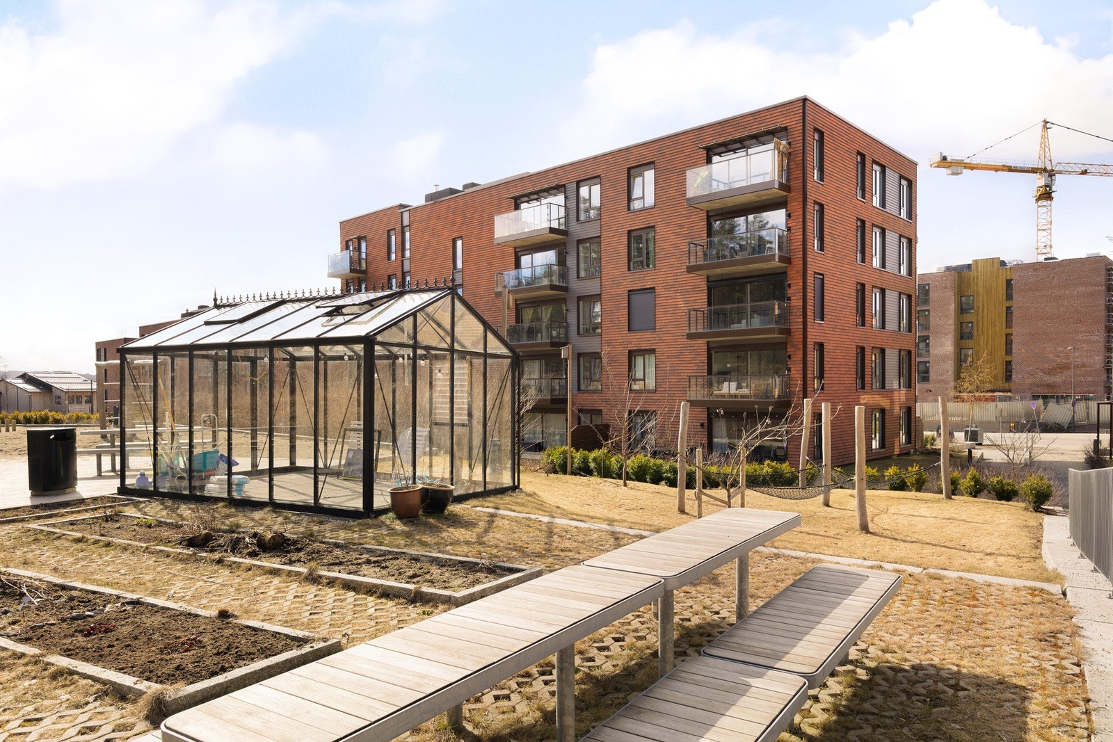 Felles tomt er pent opparbeidet med blant annet internstier, plenarealer og andre forskjellige beplantninger. Galleribilde