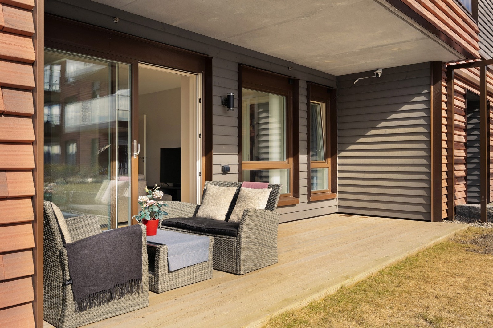 Her er det god plass til utemøbler, grill og hyggelig beplantning. Galleribilde