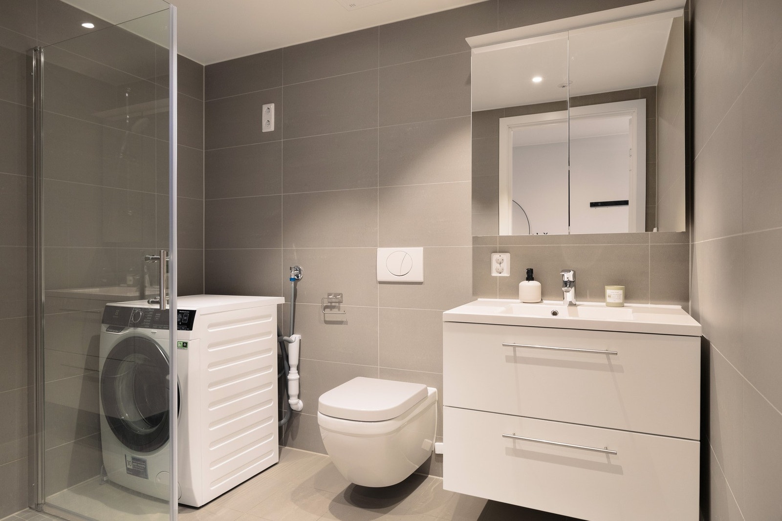 Badene er flislagte med gulvvarme som gir en behagelig start på dagen. Galleribilde