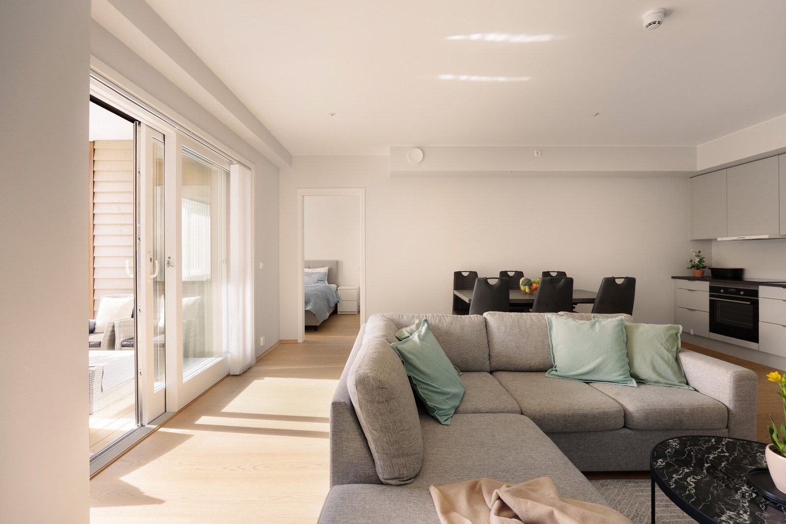 Her er det enkelt å etablere både sofakrok, TV-løsning og spiseplass i en sosial og innbydende sone. Galleribilde