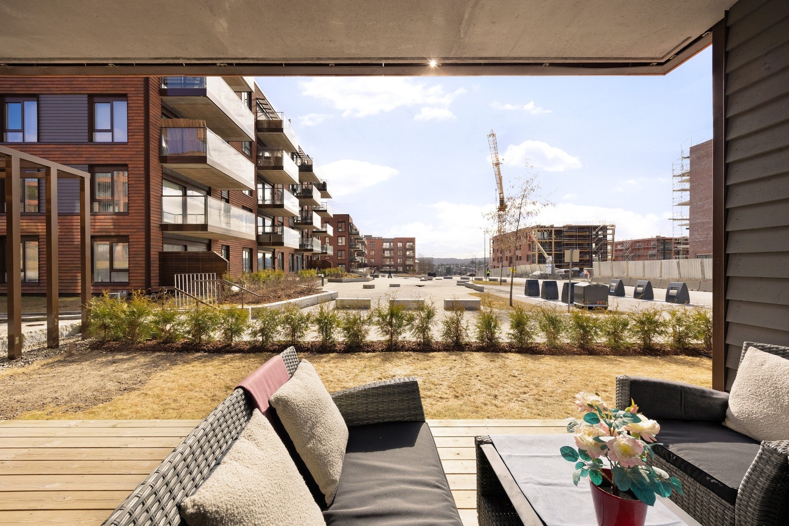 Fra stuen er det direkte utgang til en solrik terrasse på ca. 14 m². Galleribilde