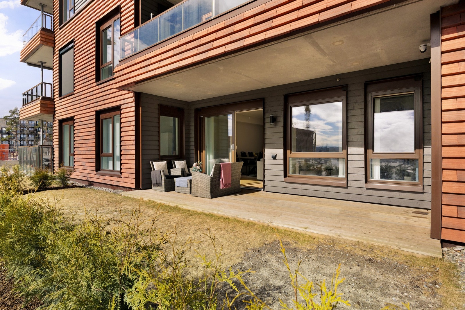 En moderne og gjennomført 3-roms leilighet fra 2022 med en attraktiv planløsning og fine uteområder. Galleribilde