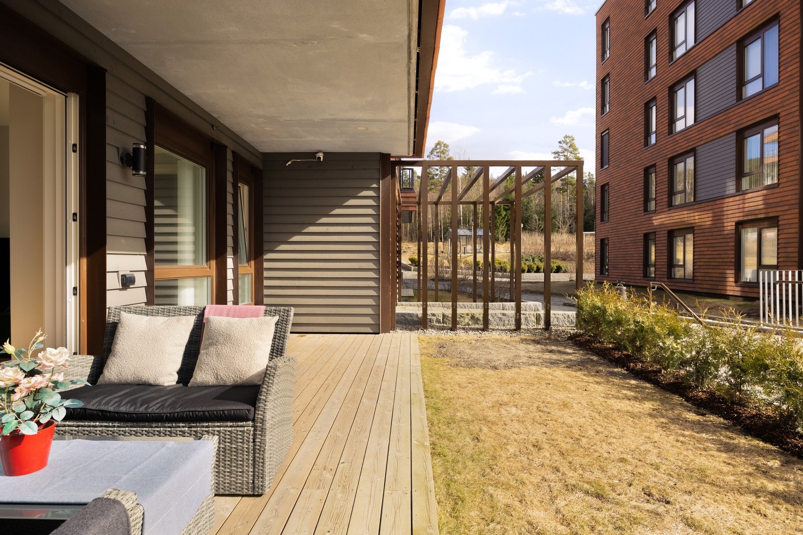 I tillegg til plattingen får du en hageflekk som blir en naturlig del av uteområdet. Galleribilde