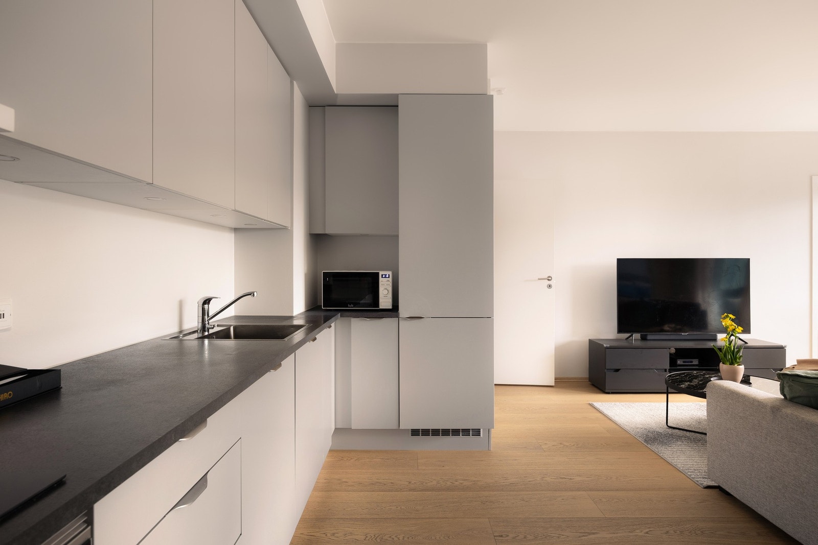 Kjøkkenet er utstyrt med integrerte hvitevarer som stekeovn, platetopp, oppvaskmaskin og kjøleskap med fryser. Galleribilde