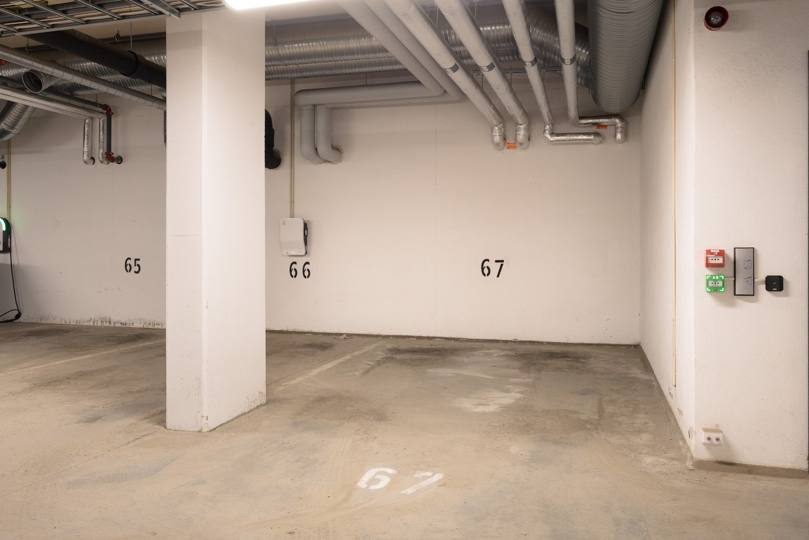 Leiligheten disponerer parkeringsplass nr. 67 i felles garasjeanlegg. Garasjeplassene er tinglyst på boligseksjonen og følger boligen ved salg. Galleribilde