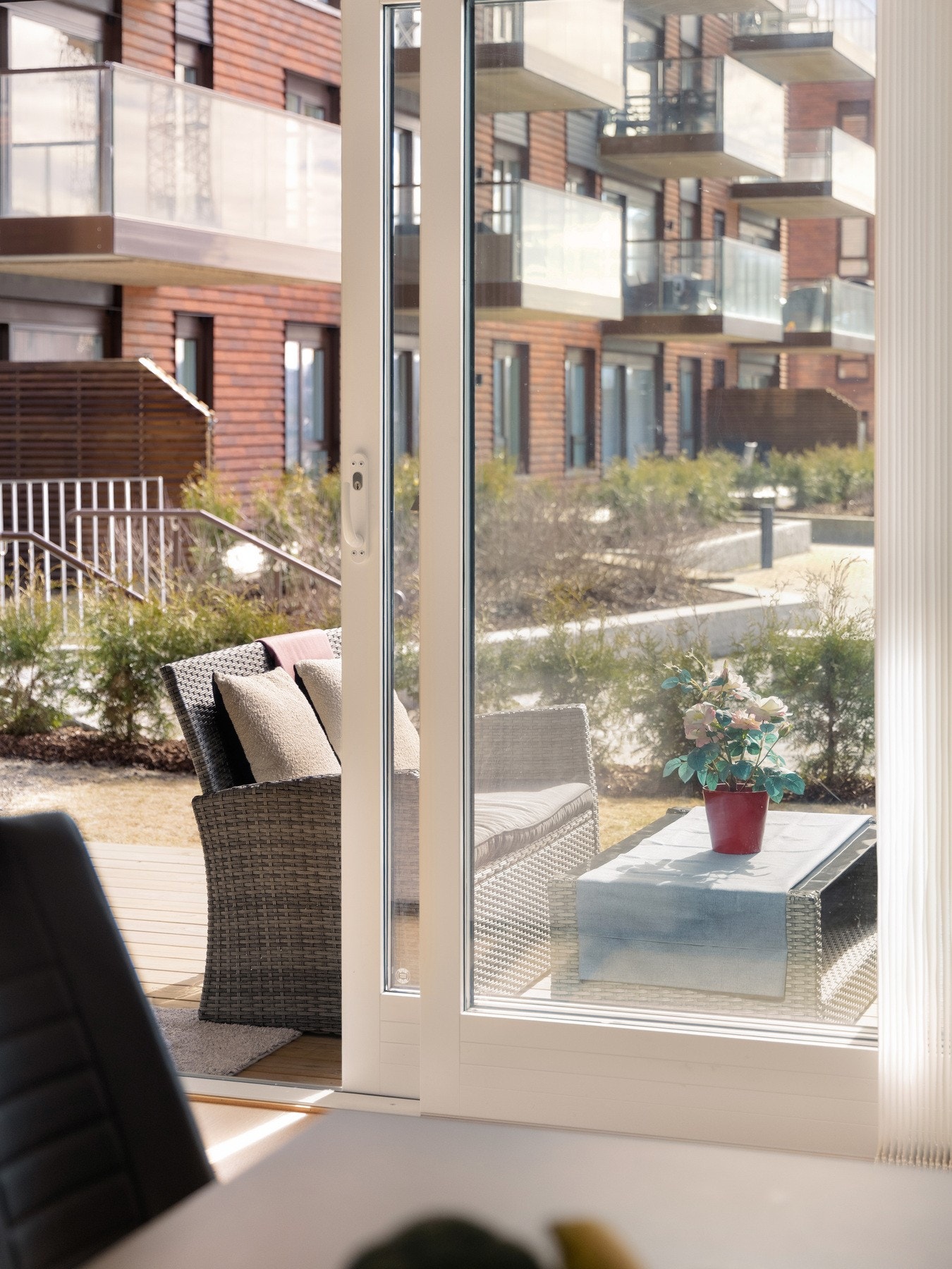 Store skyvedører mellom stue og platting gir en sømløs overgang mellom inne- og utearealene. Galleribilde