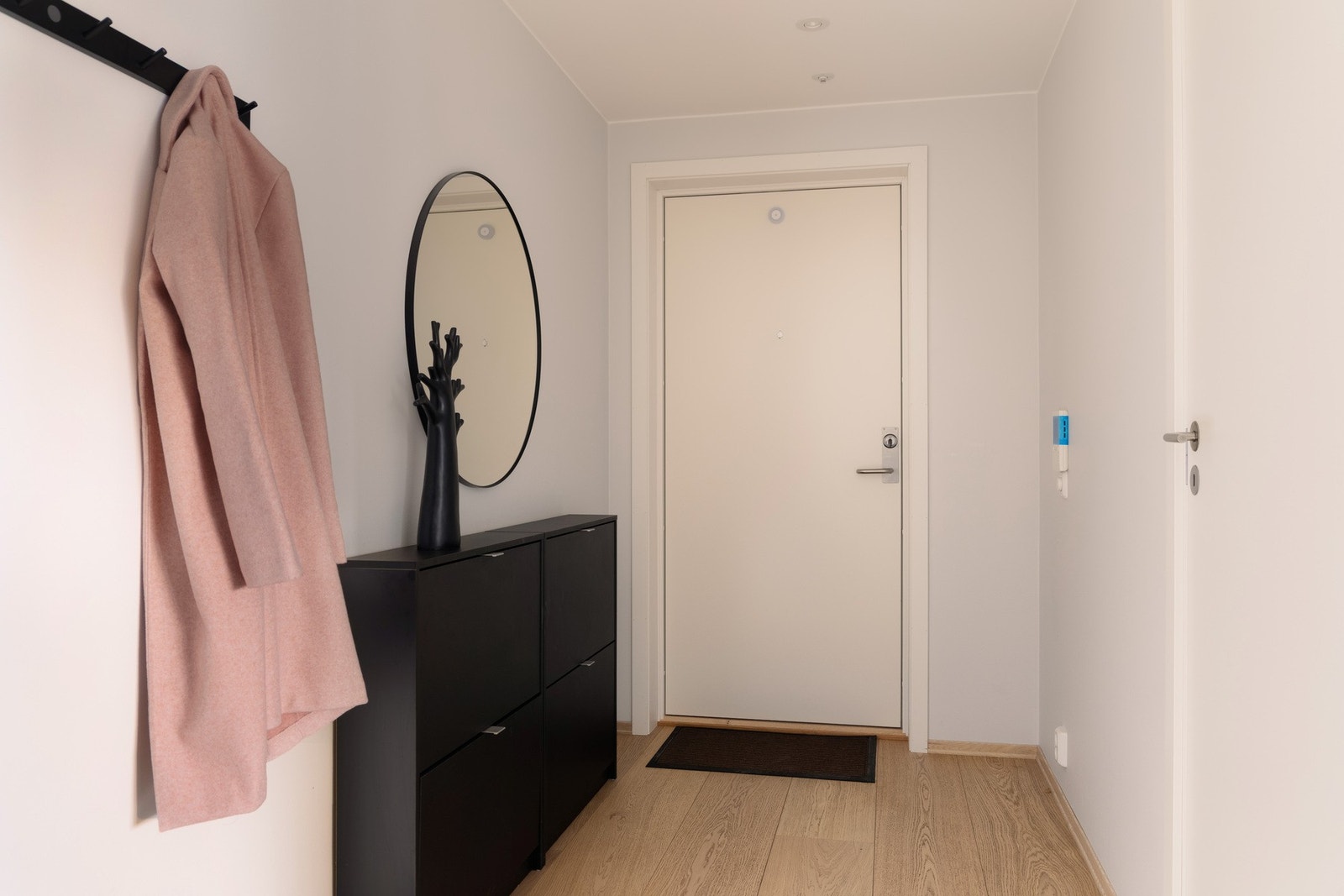 Velkommen inn i en praktisk entré som gir et ryddig og godt førsteinntrykk av boligen! Galleribilde