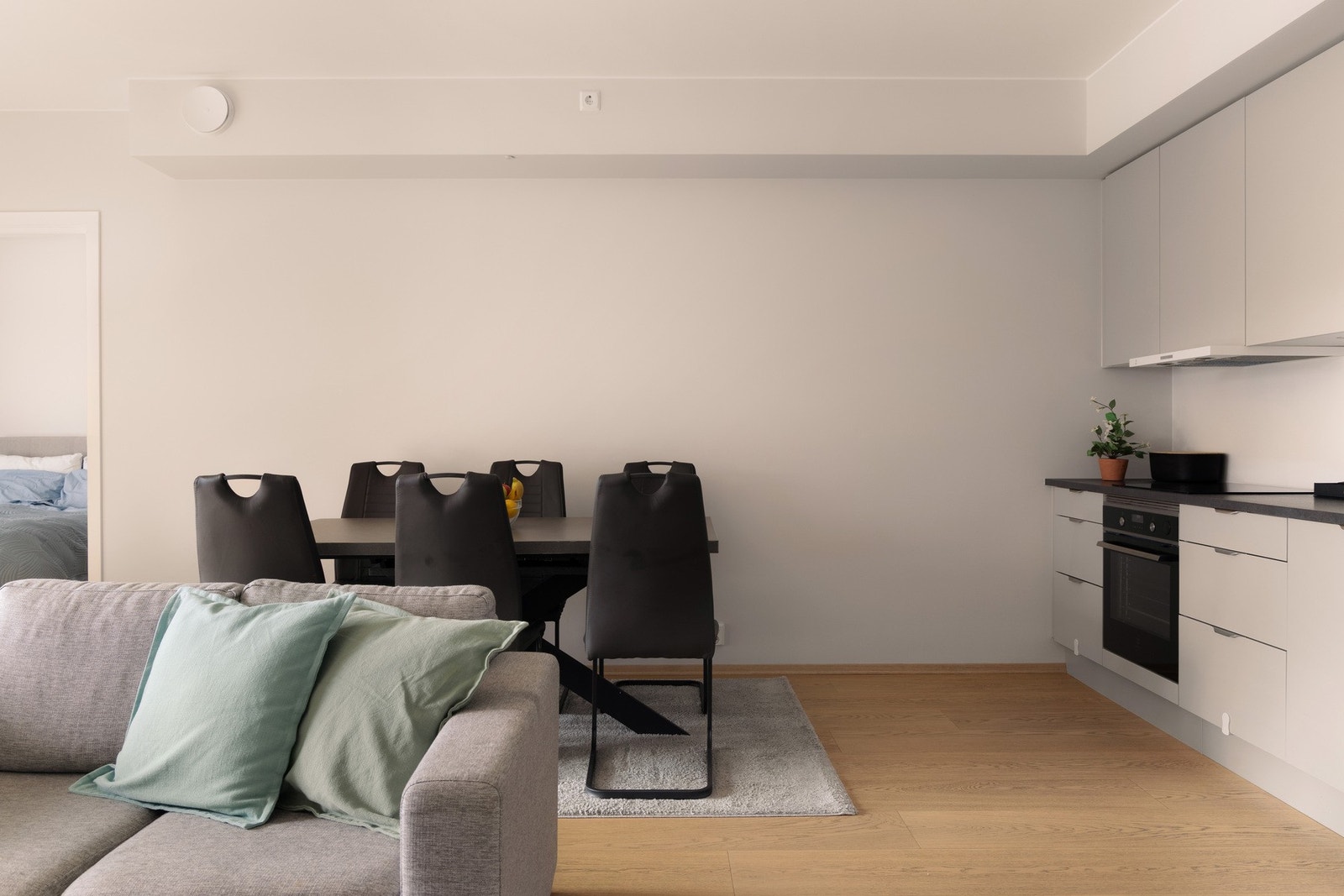 Det er god plass til en hyggelig spisegruppe, perfekt for både hverdagsmiddager og sosiale sammenkomster. Galleribilde