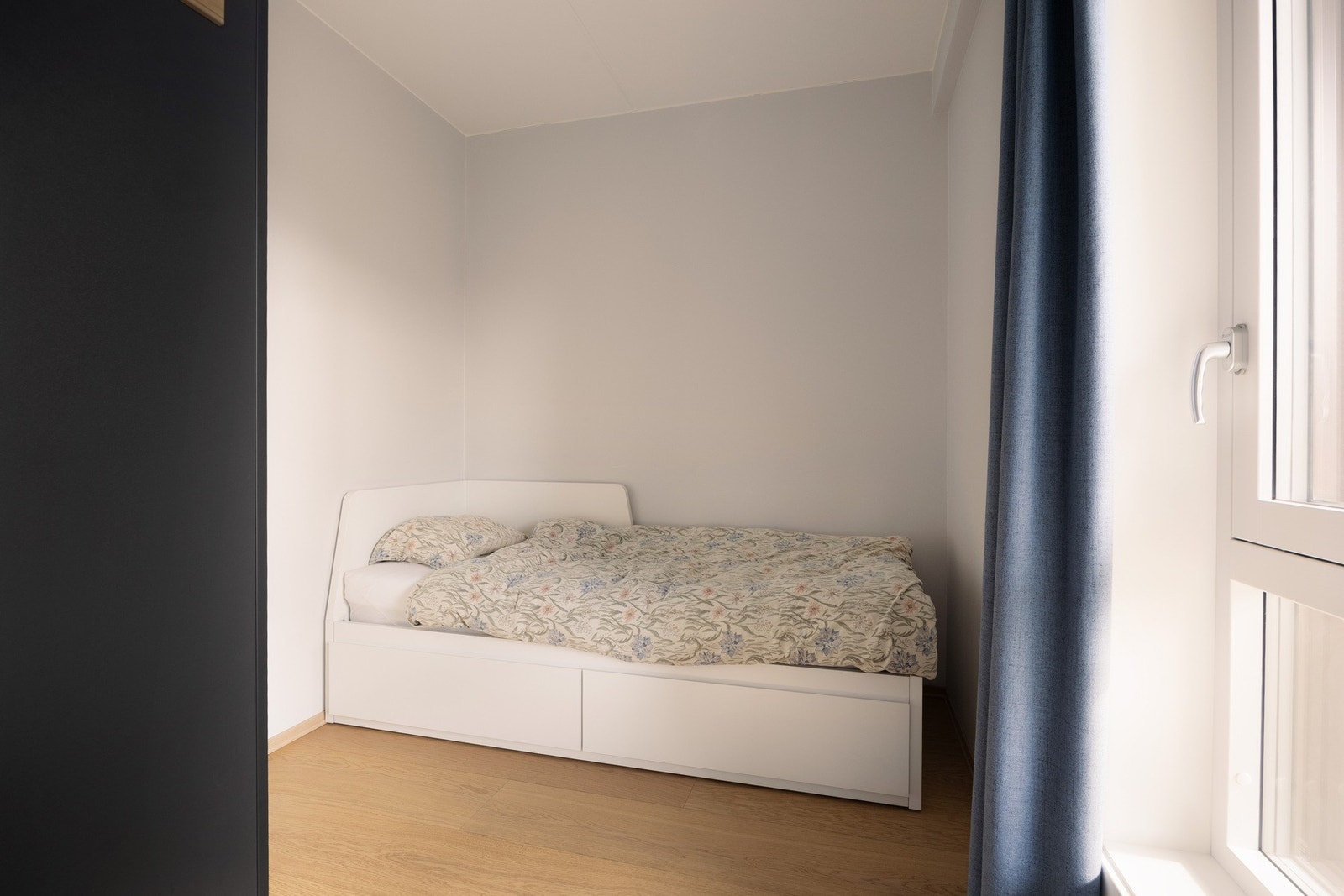 Boligen har to gode soverom som ligger praktisk plassert på hver sin side av stuen, noe som gir en fin romfølelse og litt ekstra privatliv i hverdagen. Galleribilde