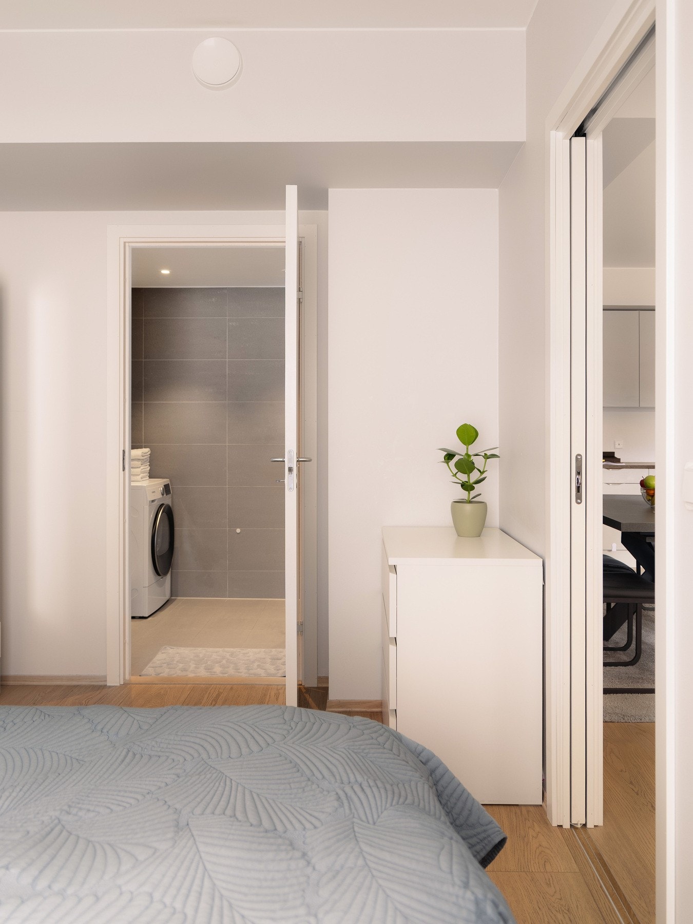 Fra hovedsoverommet er det også direkte adkomst til eget baderom, noe som gir en ekstra komfort i hverdagen. Galleribilde