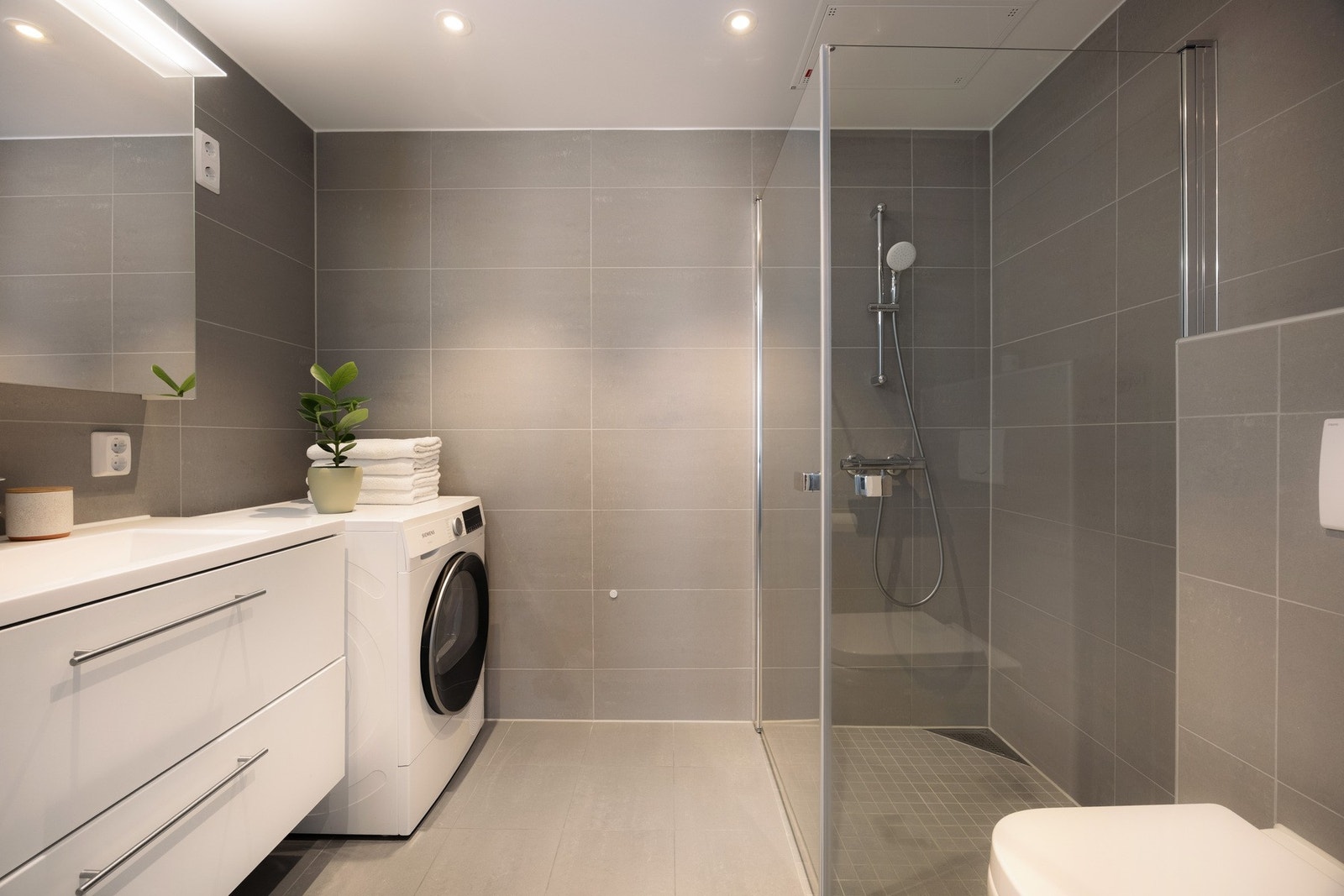 Boligen har to baderom, begge badene holder en gjennomgående god standard fra byggeåret og har en lik og helhetlig utforming. Galleribilde