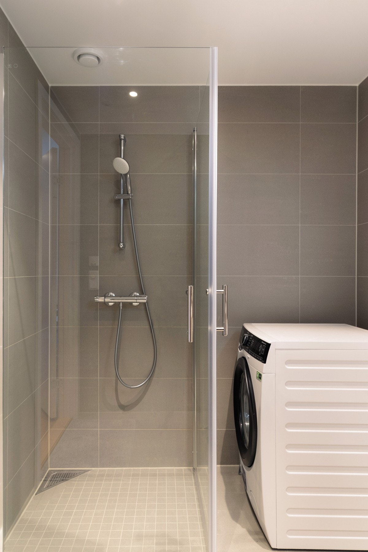 For øvrig er badene innredet med dusjhjørne, vegghengt toalett og opplegg for vaskemaskin. Galleribilde